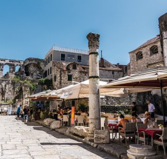 Straßencafé in der Altstadt von Split &copy; pixabay.com/Mariamichelle