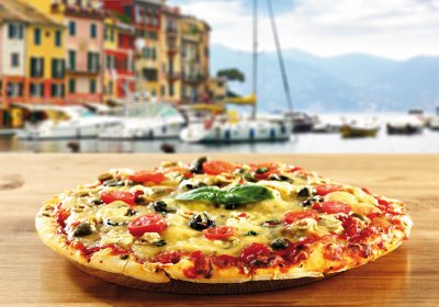 Pizza im Straßenlokal &copy; magdal3na-fotolia.com